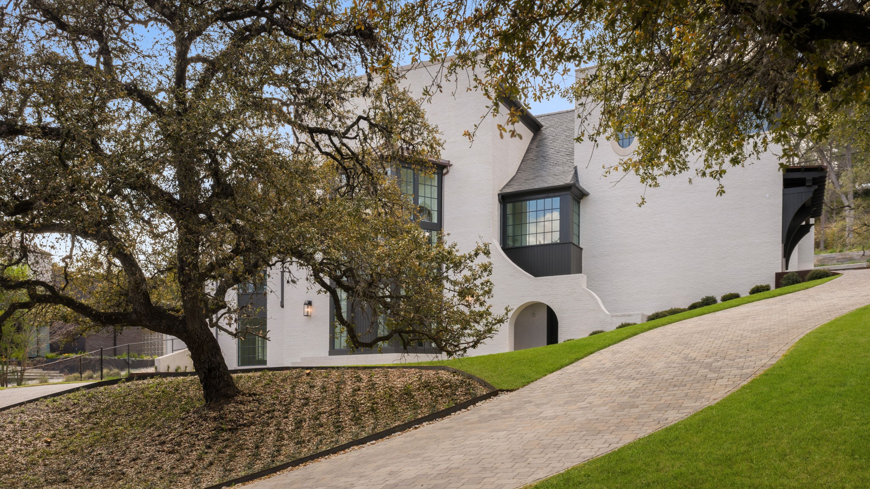 Side approach through heritage oaks